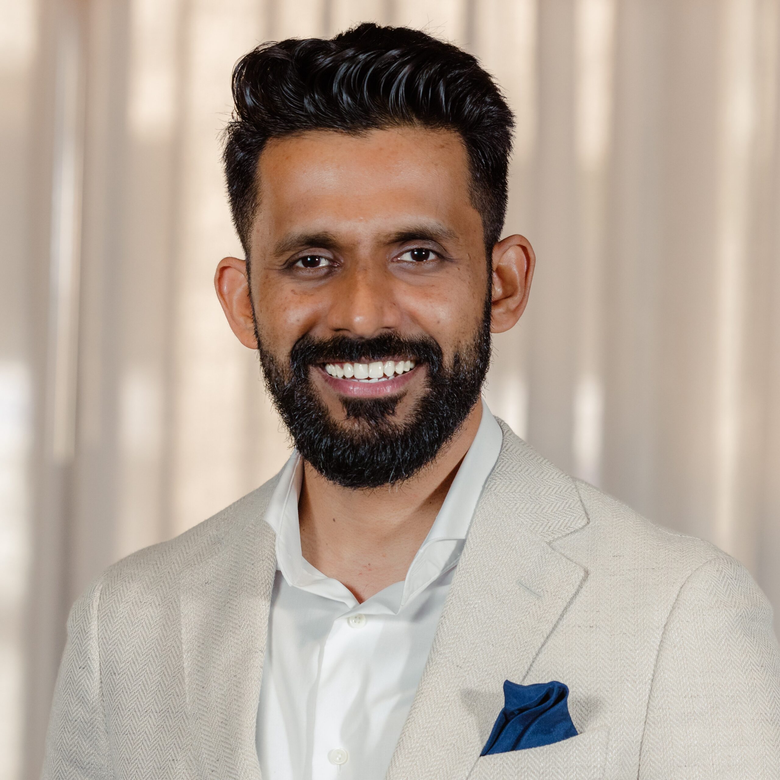 Giftsoneliyesarheadshot25 1 Cropd